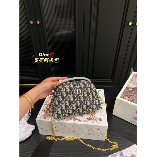 2023.10.07 P220 complete packaging ⚠️ The size 20.14 Dior DIOR D-Arch Montaigne Shell Bag is a cute and unique bag shape, paired with classic OBLIAUE vintage fabric, which is irresistible. It has a spacious zipper compartment in the middle, which can stor