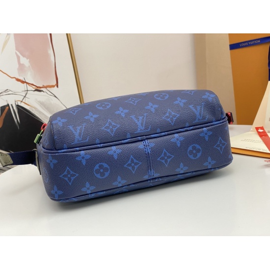 20231125 P480 ❤ Liu Haoran, the same style as the celebrity: MESSENGER small mailman bag M43843, a new Messenger small mailman bag with blue presbyopia, created by Kim Jones, the artistic director of men's clothing. The LV coated canvas material is equipp