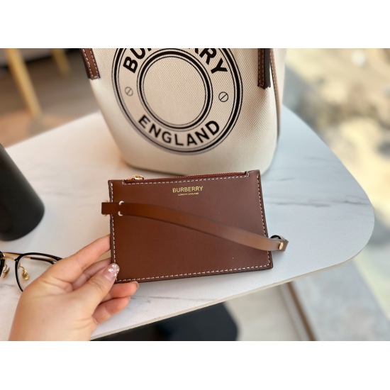 2023.11.17 215 Folding Gift Box Size: 22 * 25cm Bur Canvas Bucket Bag, canvas paired with leather, harmonious like milk and coffee! Can be carried on shoulder or cross body. The detachable change bag allows for easy storage of personal belongings.