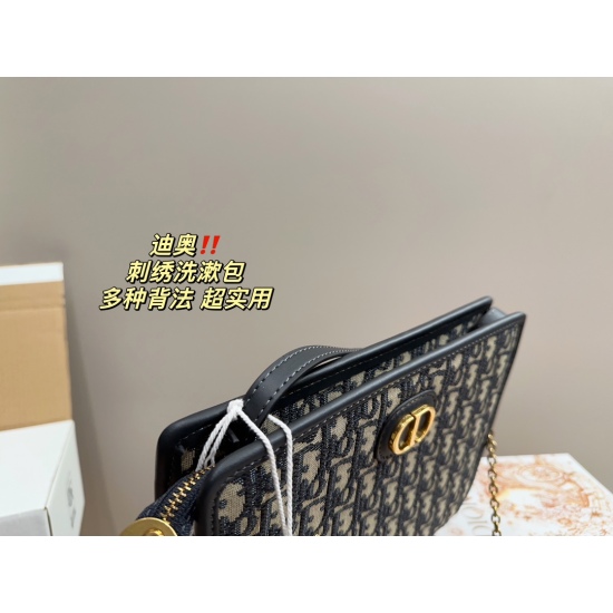 2023.10.07 P215 Complete Package ⚠️ Size 27.21 Dior Old Flower Montaigne Embroidery Wash Bag with Various Backing Methods, Handheld Bag, Super Cool, Super Explosive, Unresistant, Physical, Super Advanced