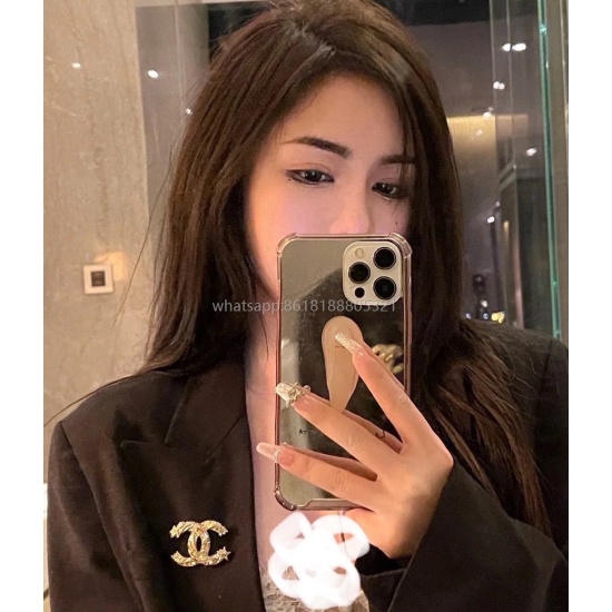 On July 23, 2023, the new Chanel brooch on the CHANEL Xiaoxiang counter is the latest accessory that understands women the most. Those women who put all their effort into being themselves often cherish the meaning of the brooch more. Ms. Chanel pinned the