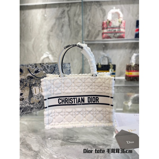 On October 7, 2023, p320Dior, 2022, the furry tote of autumn and winter is here~At first glance, it's a heartbeat signal. C. n Due to his size, the first tote in life is Old Flower Medium! Having been a mommy bag for a few years, I have truly maximized it