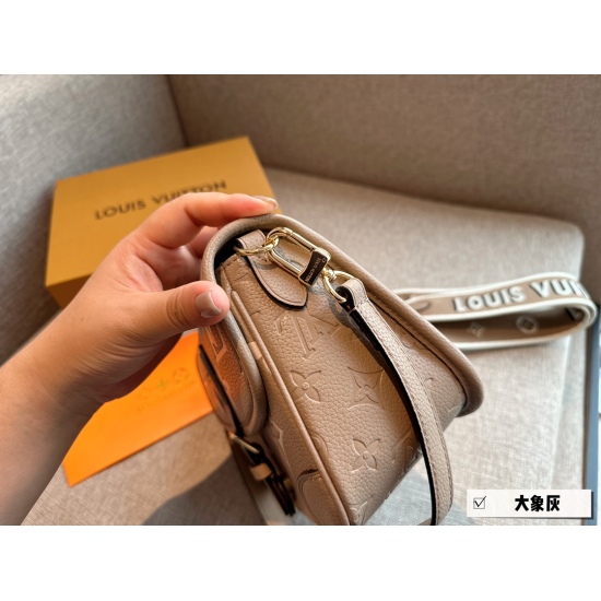 2023.10.1 240 box size: 25 * 17cmL Home Diane Stick Handbag Stick Bag is really beautiful/easy to carry! The leather and color are both good, equipped with two shoulder straps 〰️ Sweet and salty! Search Lv Fa Staff