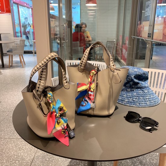 2023.10.29 Large P215 Small P205 Hermes New Hermes/Hermes Lindy Bag High end Quality Counter Latest Star and Same Style Essential Human Hands Hermes Every Girl's must-have, Fashionable Girl Paper Must Keep It Special and Practical, Give It to People, Keep