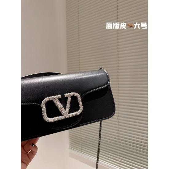 On November 10, 2023, the original cowhide P325 Valentino Valentino counter is a hot and playful item with super personality. Whoever carries it on the back looks good and cannot hide its foreign charm. The exquisite wiring and color matching are very dis