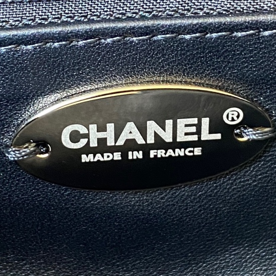 P1210 Chanel Autumn/Winter Diamond Wool AS2240 Fur Bag Flap Bag Bling Bling~I really like princess like bags that have no resistance at all. The combination of diamonds and fur is incomparable to a socialite style fairy ♀️ Size: 1.5 * 21.5 * 6.5cm