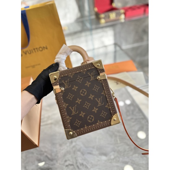 2023.10.1 New Handbag Hard Case P570 Women's Art Director Nicolas Ghesquiere collaborates with Women's Leather Design Director Johnny Coca to launch a new wearable hard case style handbag - Alisette Tresor Handbag Hard Case. The appearance and size of thi
