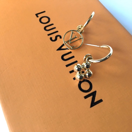 20240411 BAOPINZHIXIAOLv Earrings Classic Earrings bring a fashionable and interesting visual personality, with a simple overall design and high logo recognition. When paired with an elegant and atmospheric design, it can be easily switched between shoppi