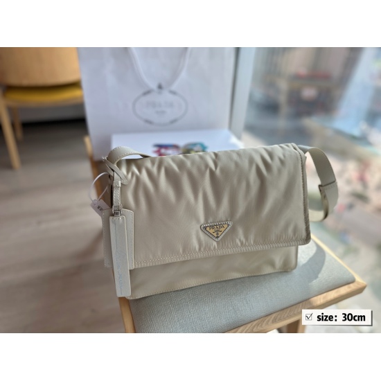 2023.11.06 280 (light color) with folding box Prad messenger bag has super capacity for both men and women. The size is in one word: length 30x height 21.5x bottom 12cm