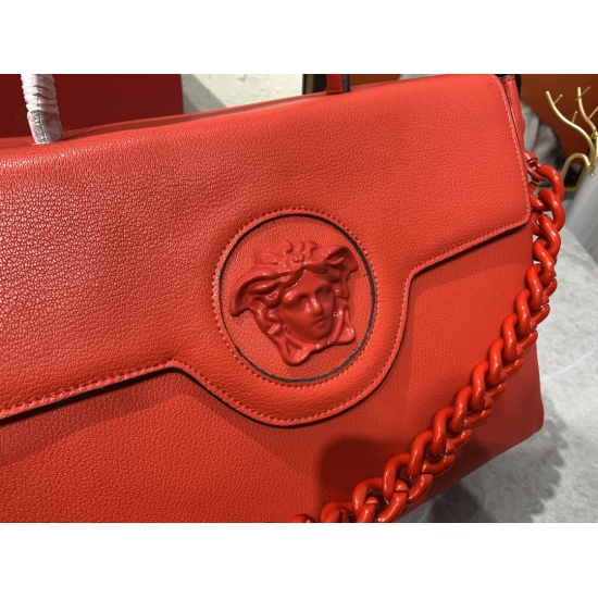 On July 10th, 2023, Versace has really launched many new products this year with stunning designs! The new bag LaMedusa series beaver Kendou is on the back, and Wu Xuanyi also controls it very well. It is said that the inspiration comes from the sea myth.