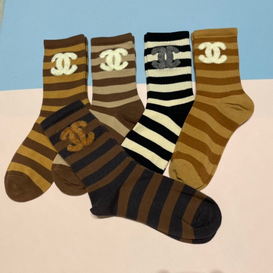2024.01.22 Chanel 2022 New Feather Yarn Mid Length Stacked Socks and Socks! A box of five pairs, synchronized stockings and socks at the counter, a must-have for trendsetters when big brands go out. Excellent:
