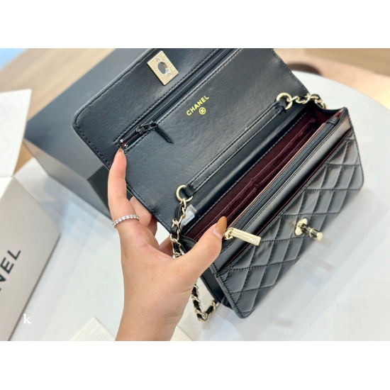 On October 13, 2023, 200 comes with a folding box and an airplane box size of 19 * 12cm. The Chanel Pearl Wealth Bag woc quality is very good! The bag has a slot and a hidden bag! Very practical!