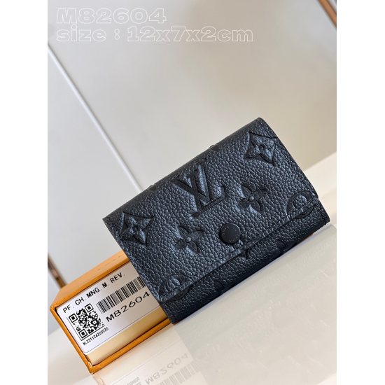 20231125 P400 [Exclusive Real Shot M82604 Black Embossed] This keycase features LV letters and Monogram flower patterns transformed into delicate embossed full grain Taurillon leather, paired with a snap closure. 12 x 7 x 2 cm (length x height x width)