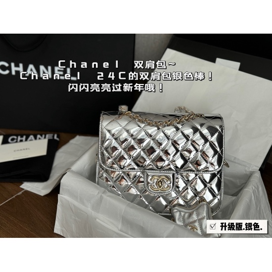 295 box upgrade size: 25 * 19cm Xiaoxiangjia 24C patent leather backpack. This silver backpack is really beautiful! 24C shoulder bag silver stick ⚠️ And there are also little stars ⭐ Oh!