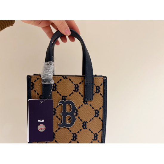 On March 3, 2023, the 160 no box size: 17 * 21cm MLB tote mobile phone bag is really great, it's a bit like the replacement version of Gucci! Simple and easy to carry!
