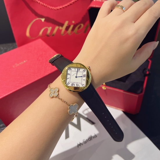 The prototype watch model launched in 1972 has been included in the Cartier Collection, and the pebble like round case cleverly blends the round (case) and square (dial), presenting a simple and elegant beauty. As a milestone in Cartier's watchmaking hist