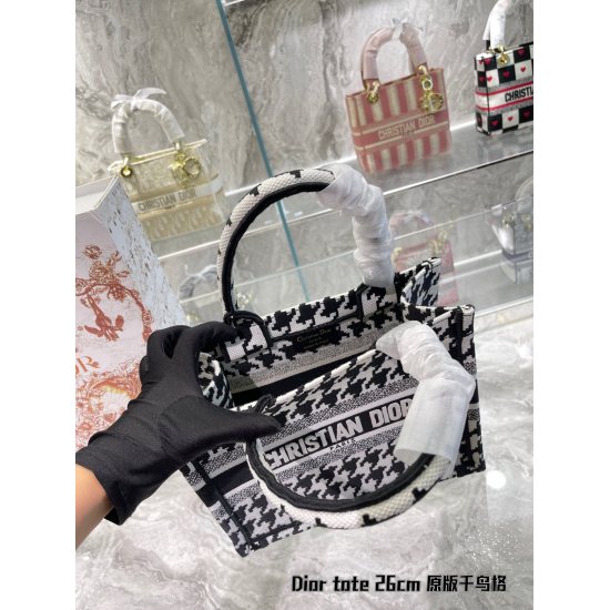 On October 7, 2023, P245 is the first bag of this autumn! This year, Dior has launched a series of thousand bird grid items, which at first glance make people feel very suitable for autumn and winter. Cocoa black and white thousand bird grid patterns are 