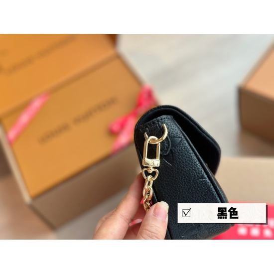 2023.10.1 185 box size: 22 * 12cmL home black ivy woc double chain! Super suitable for summer with double chain design, the mahjong bag can be cross slung, one shoulder, portable, and has a cute and easy-to-use built-in card slot!