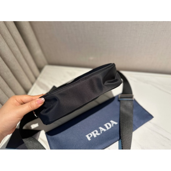 2023.11.06 195 box size: 23 * 16cm Prad crossbody bag camera bag is always cool enough to make people believe it! Not only does it have practical appearance online, but it has never fallen into the category of men and women who can carry a neutral style. 