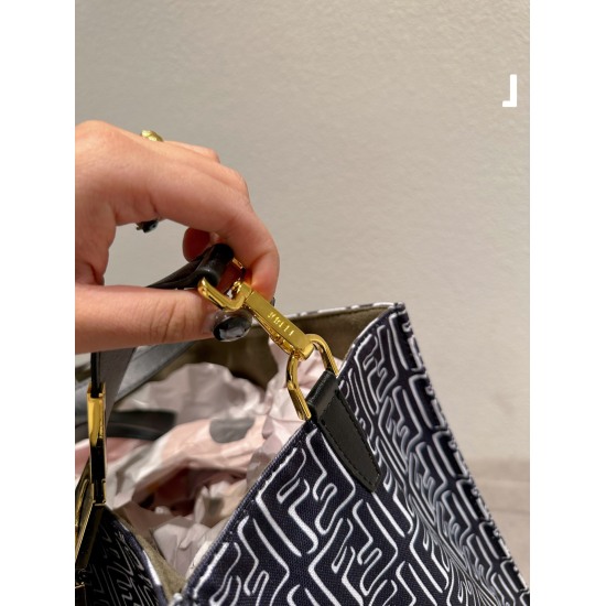 2023.10.26 Original fabric P175 ⭐ Favorite Fendi Tote Tote Bag: The Fendi Spring/Summer Sunshine Shopper Tote Bag is specifically designed for spring/summer, The feeling of being able to go on vacation in just one second when picked up is that although it
