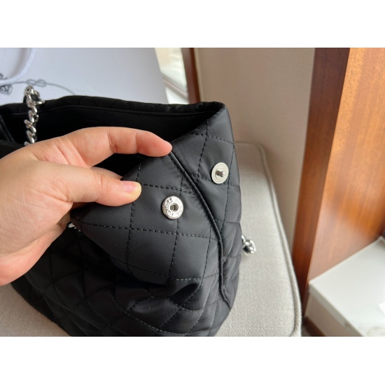 2023.11.06 205 Boxless size: 29 * 22cmprada Double Chain Shopping Bag! Big and convenient enough! It is indeed a practical and durable model, lightweight, comfortable and practical!
