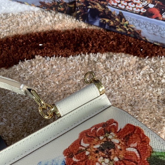 20240319 batch 510 [Dolce Gabbana Dolce&Gabbana] cowhide print can be used for crossbody/hand-held mirror overseas purchasing, with a stylish and imposing appearance. The new bag type can be matched with any style, as long as you have a fashionable heart,