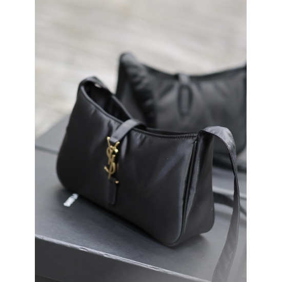 20231128 batch: 550 black gold buckle nylon ⚬ LE 5 A ̀  7_ Nylon style college style salt shoulder crossbody bag for men and women, lightweight nylon fabric, low-key, luxurious, and versatile for commuting. The bag is designed for leisure and can be salte