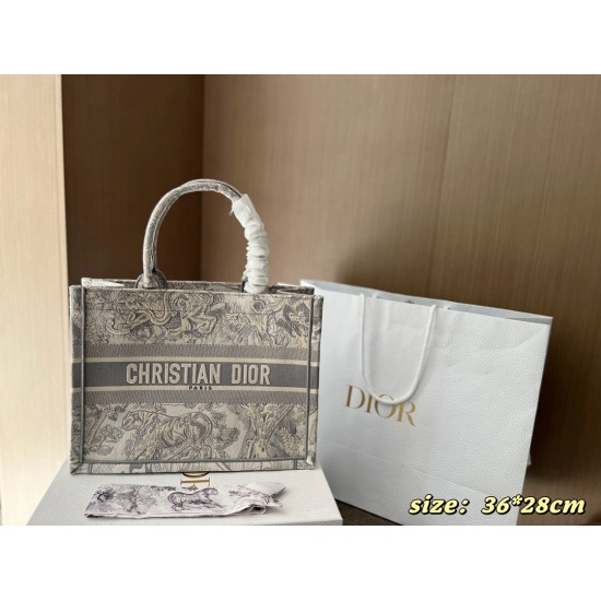 On October 7, 2023, the 290 unbox size: 36 * 28 cmD home tote shopping bag is really eye-catching... Dior booknote is so beautiful! Three dimensional embroidery is a non regular item and comes with a matching color scarf as a gift! Search for dior tote to