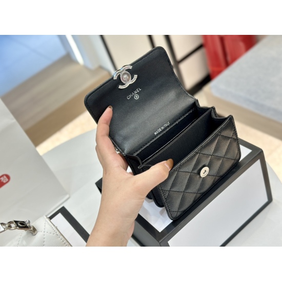 On October 13, 2023, 190 comes with a folding box size of 13 * 10cm. Chanel enamel handle small waste bag/zero wallet/lipstick bag silver chain with black and white enamel is simply irresistible. Coco enamel hollowed out handle, can you not love it?