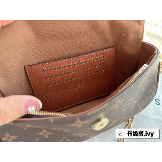 2023.10.1 215 Box Upgrade Size: 22 * 12cmL Home's newly popular ivy woc debuts at the pinnacle of its dual chain design. The mahjong bag can be cross slung, one shoulder, portable, and has a cute and easy-to-use built-in card slot!