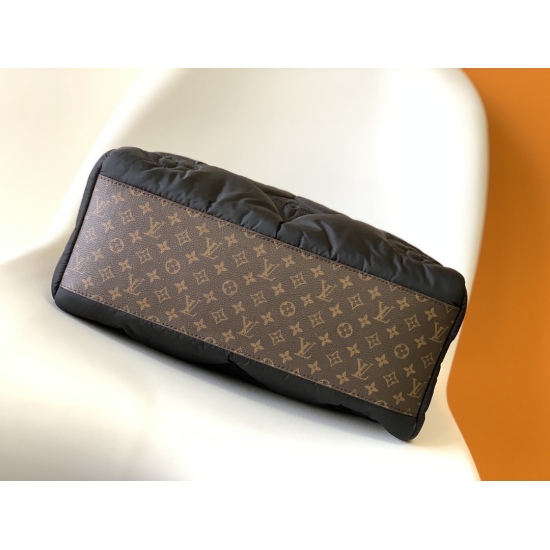 20231126 p650 Top Original M21069 Black Down Mommy Bag Series This Onhego Medium handbag is made of recycled nylon, showcasing the Louis Vuitton ecode sign action philosophy. Monogram embroidered patterns combined with padded texture provide ample space t