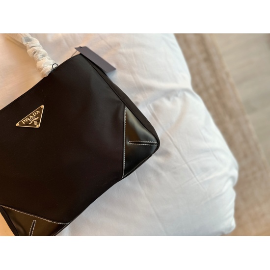2023.11.06 170 No Box Size: 29 * 23cm Prada's latest Medium Guni Dragon Bag, a retro classic that feels super cool and casual!