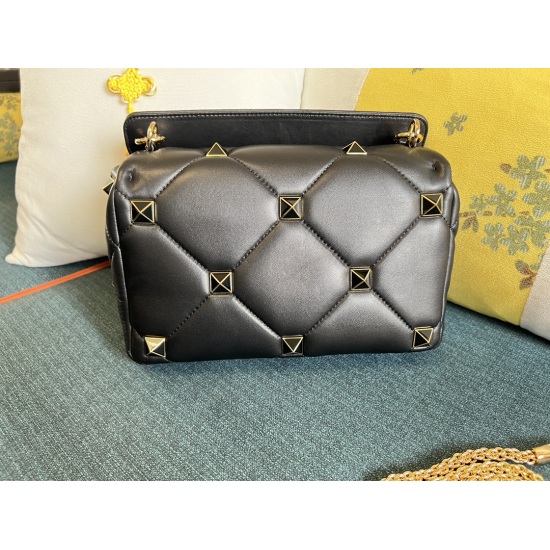 20240316 Original Order 950 Special Grade 1070 Model: 1060L (Large) Garavani Roman Stud Extra Large Riveted Soft Sheep Leather Chain Shoulder Bag, Decorated with Enamel and Same Color Rivets, Quilted Structure, Decorative ONE STUD - Paired with a Detachab