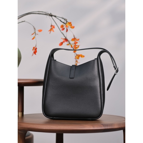 20231128 batch: 810 [original factory leather] black silver buckle_ Hot selling LE 5A7 underarm bag - This year's popular medieval underarm bag has always been popular. The full leather delicate and smooth design is simple and high-end, with enough capaci