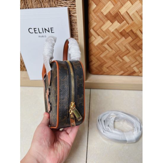 20240315 p800 CELINE 2022 new product bowling bag, carrying a retro and fashionable crossbody bag, the actual product really roars and looks very textured! The size is just right. You can put down your mobile phone. The capacity is very awesome. Fashion c
