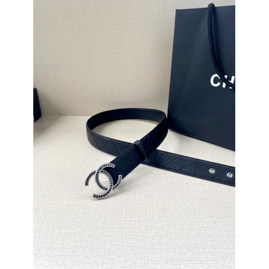 On December 14, 2023, the classic Chanel model with a width of 3.0cm added a lot of luxury to the waistband with a body and tail hole rivet decoration. Choose gold and silver metal inlaid diamond steel buckle. Women's versatile style!