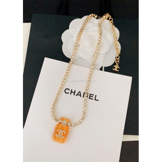 2023.07.23 ch * nel The latest yellow perfume bottle claw chain necklace is made of Z brass