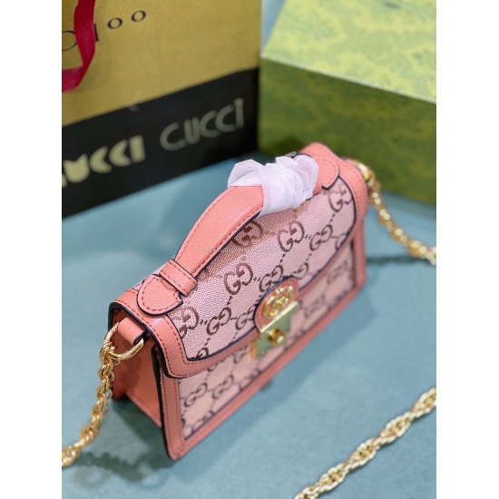 Gucci's iconic fabric GG canvas continues to add light and color to classic items. As a symbol of the Ophidia series bags, GG canvas is showcased in a novel pink color this season, complementing rose gold accessories. The pink leather piping adds to the c