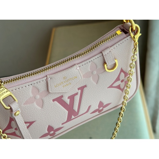 2023.09.03 185 matching box (Qixi Valentine's Day) size: 21 * 11cmL home 23ss easy poucheasypouch mahjong powder is not greasy. It belongs to a bag of three backs, one shoulder carrying diagonal double shoulder belt!