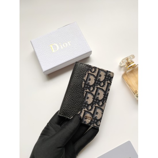 The newly launched double fold clip in the autumn of 2023, July 14, 2023, is an elegant accessory that showcases Dior's exquisite craftsmanship. This clip is meticulously crafted with black precision inlaid grain leather, adorned with beige and black Obli