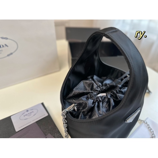 2023.11.06 P135 (with box) size: 1514PRADA Prada Medieval Vegetable Basket Handheld Cabbage Basket Stuffed with Love ❗ The design is simple and practical, with a thick double layer and a drawstring inside, making it easy to match and not easily collide wi