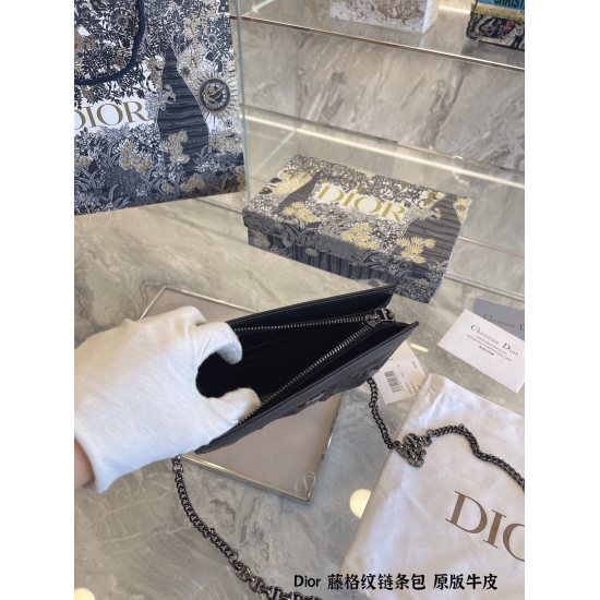 On October 7, 2023, the P290 original top grade cowhide DIOR 2022 Spring/Summer series launched the DiamondCannage diamond rattan pattern series handbag. Through the embossing process, the undulating diamond cut rattan pattern is created on the calf leath