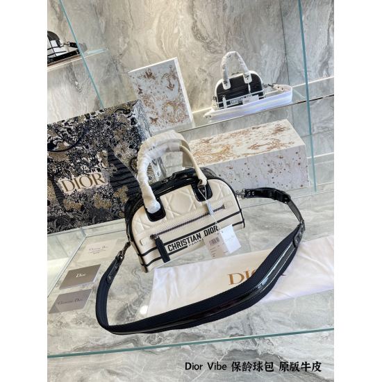 2023.10.07 p340Dior Show Series: Black and White Bowling Travel Bag Dior This new early spring bowling bag is really captivating or can be taken not only for travel, but also for fitness. In fact, it's also good to give as a gift, and it's not heavy to ca