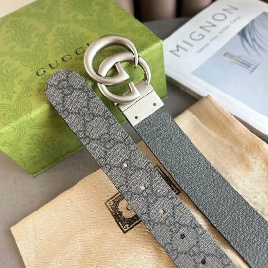 The latest gray canvas leather from Gucci counter paired with gray pig grain leather can be used on both sides. Width 3.8cm rotating double G buckle