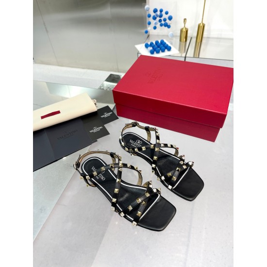 20240414 Valentino 2024 counter new product. A trendy item that internet celebrities love to pair with on the street~Follow the footsteps of fashion experts and be sure! Paired with simple or fashionable clothing, the hollowed out upper design paired with