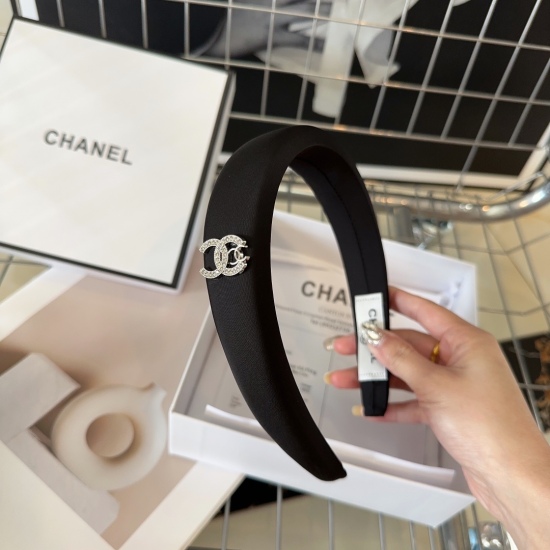 220240401 P 55 comes with packaging box Chanel's latest small fragrant hair hoop, a fashionable item that exudes a socialite style! A must-have for little fairies