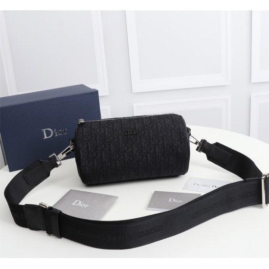 20231126 430 counter genuine available for sale: Dior Roller DIOR OBLIQUE men's shoulder and back crossbody bag/cylinder bag [with counter genuine box] Model: 1ROPO061 (black cloth jacquard) Size: 21.3 * 12.5 * 12.5cm Physical photo taken, same as the goo