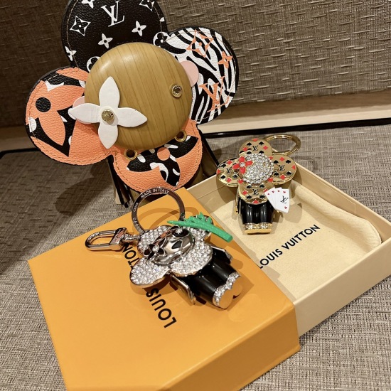 20240401 851V Sunflower New World Tour Vivian Keychain/Bag Hanger Series Full of Childlike Travelers Vivienne Travelers. The new work takes the brand mascot Vivienne as the theme, drawing inspiration from the cultural characteristics of countries around t