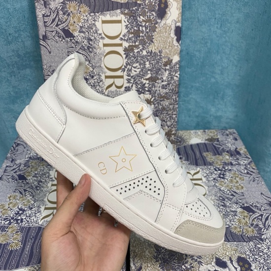 20240414 P230 Dior [Dior] has updated its official website with synchronized decor. This Dior Star sports shoe is a new classic item with a unique and long-lasting design. Crafted with white cowhide leather and embellished with matching suede leather patc