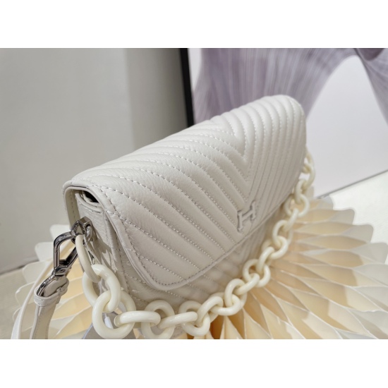 2023.10.29 P235 Pure Cowhide Hermes Half Round Crossbody Bag Hermes New Half Round Crossbody Bag 2021 Designer's Lingge Embroidered Half Round Crossbody Bag Imported Cowhide Material with Super Good Texture, Soft and High Quality H-Letter Logo Hardware Pa